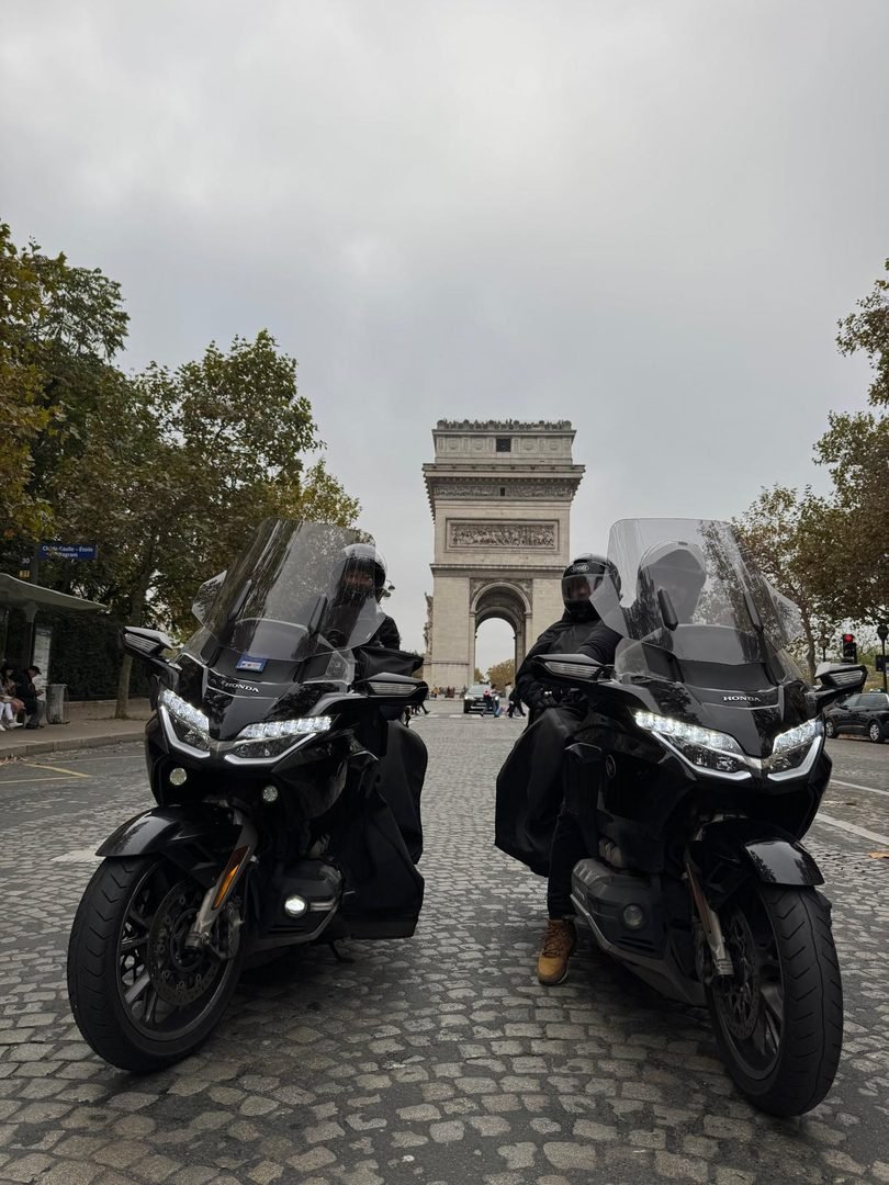 Deux motos taxi Honda noires devant l'Arc de Triomphe à Paris - Service premium Destinations Gold
