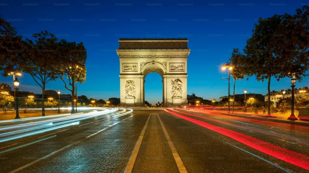 Moto taxi Destinations Gold devant l'Arc de Triomphe à Paris pour visite touristique