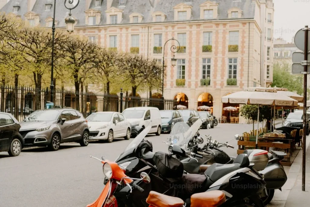 Moto taxi Destinations Gold évitant la circulation parisienne pour un gain de temps