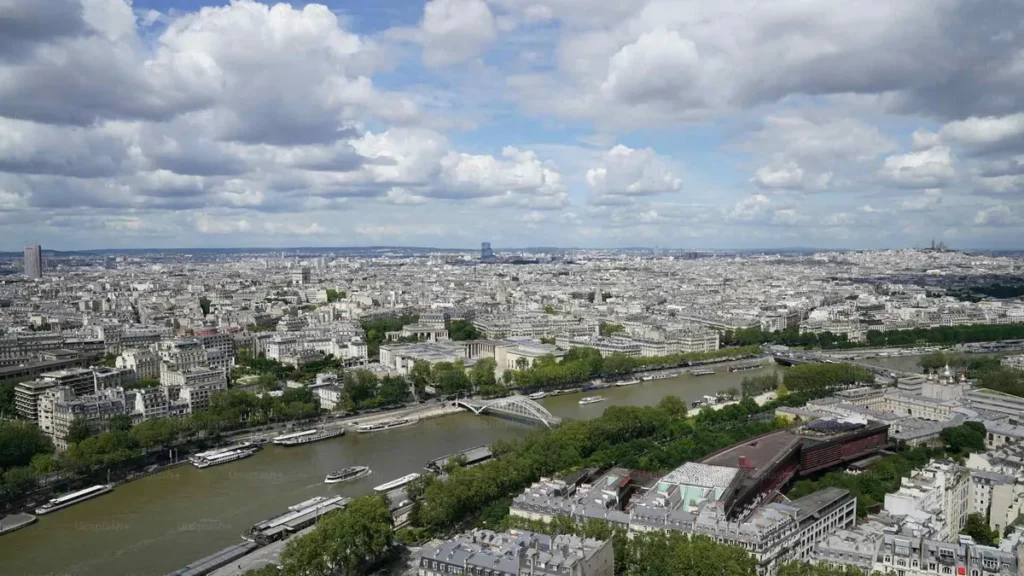 Panorama de Paris et la Seine vu lors d'un trajet moto taxi premium Destinations Gold