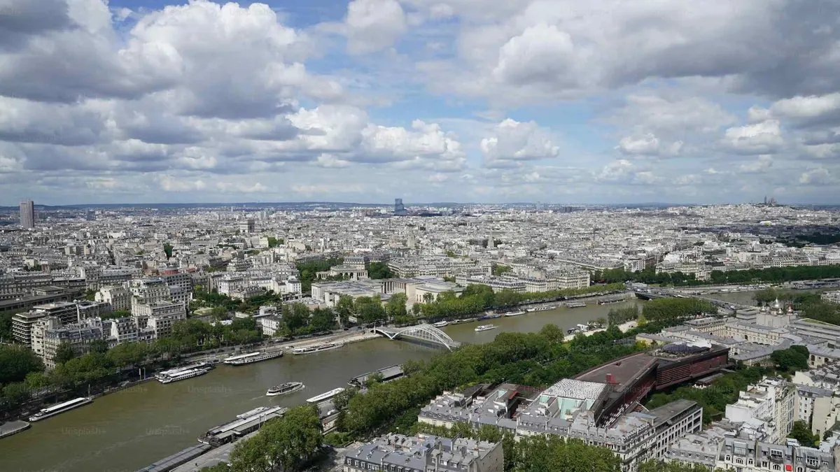 Panorama de Paris et la Seine - service de moto taxi premium Destinations Gold