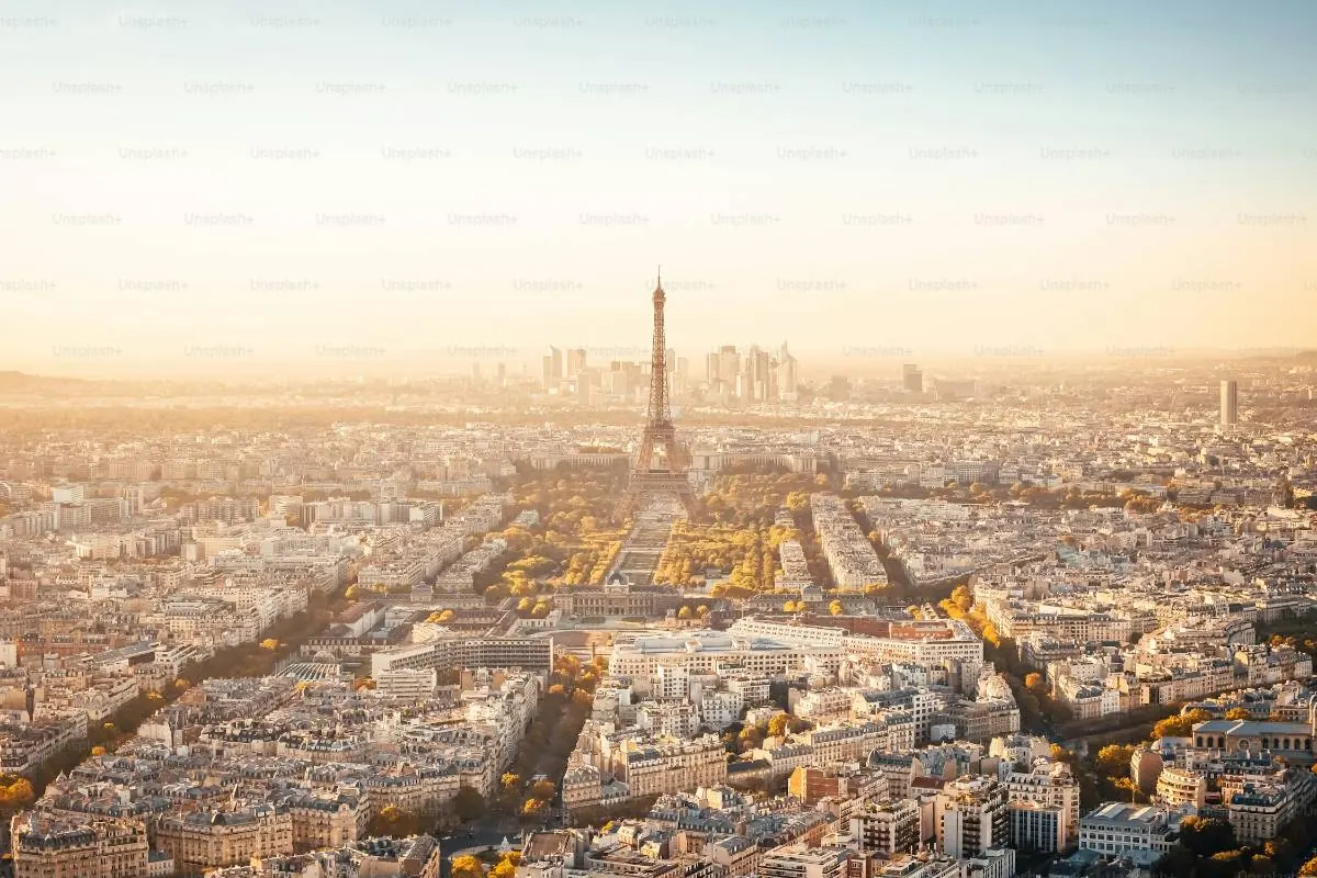Tour Eiffel au coucher du soleil - expérience moto taxi premium Destinations Gold